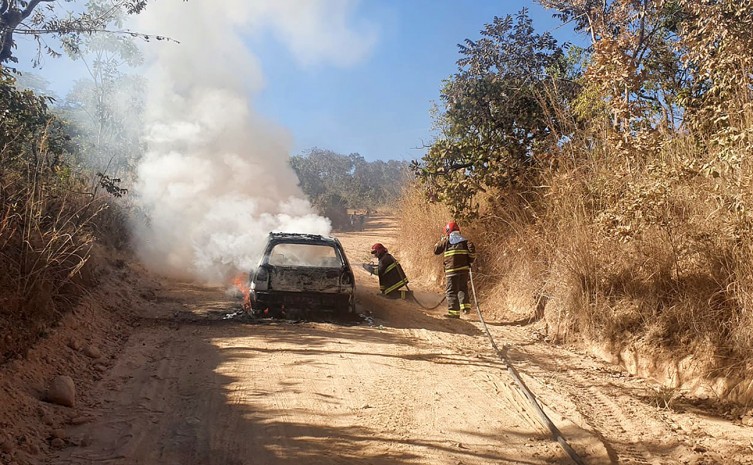 Corpo de Bombeiros combatem chamas que atingiram um veículo de passeio na zona rural de Dianópolis 