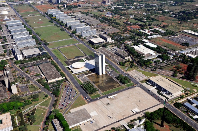 Projeto que combate supersalários volta para o Senado