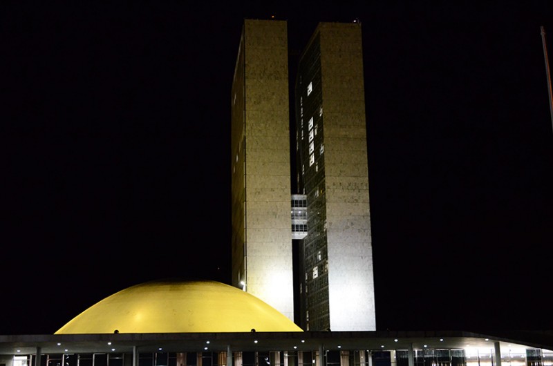 Cor amarela na fachada do Congresso lembra campanha contra hepatites virais