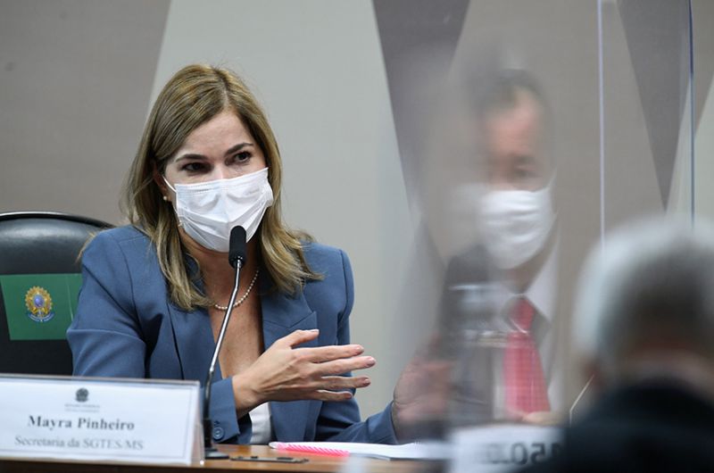 Secretária diz que encontrou caos em Manaus e nega responsabilidade federal por colapso na saúde