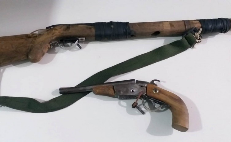 Duas armas de fogo são apreendidas pela Polícia Civil durante investigações de crime de violência doméstica em Taipas 