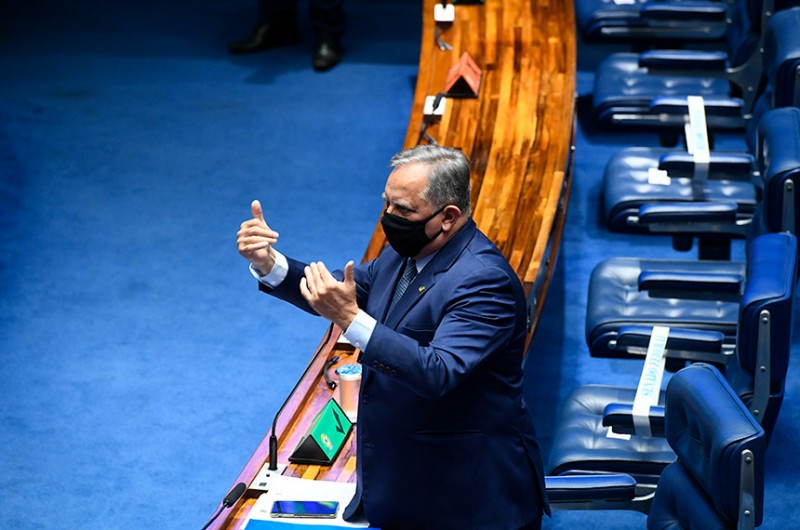 Izalci pede devolução de MP sobre recursos para internet em escolas públicas