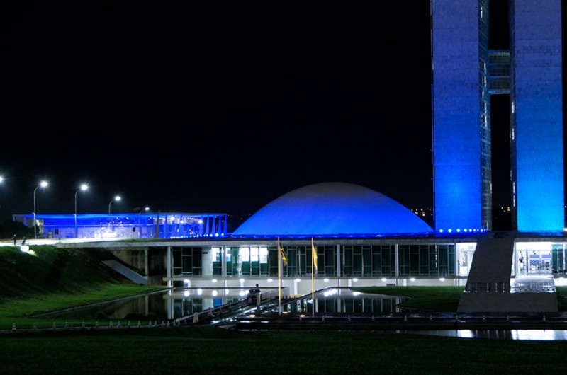 Senado azul lembra Dia da Atrofia Muscular Espinhal