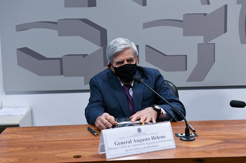 Augusto Heleno é ouvido em audiência secreta sobre ações de inteligência