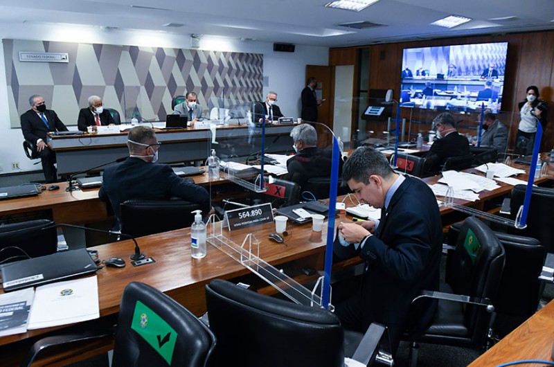 Senadores acreditam que CPI já tem elementos para indiciar Bolsonaro