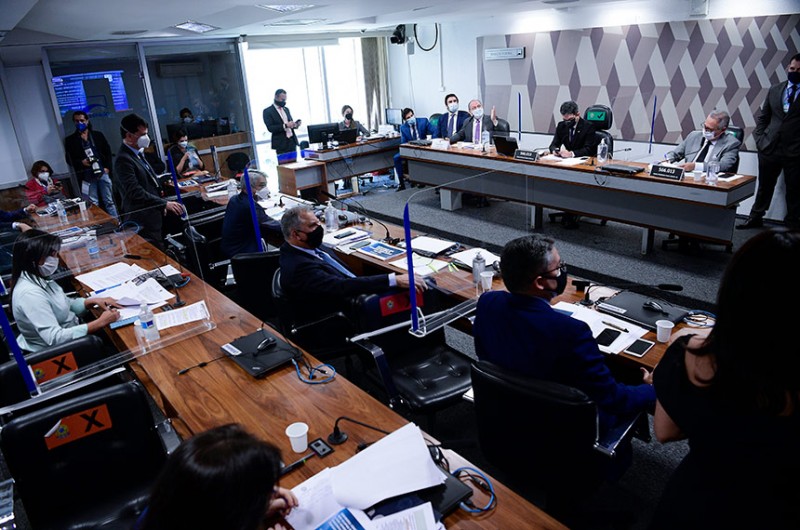 Possível reação de Bolsonaro ao saber de irregularidade na compra da Covaxin divide senadores