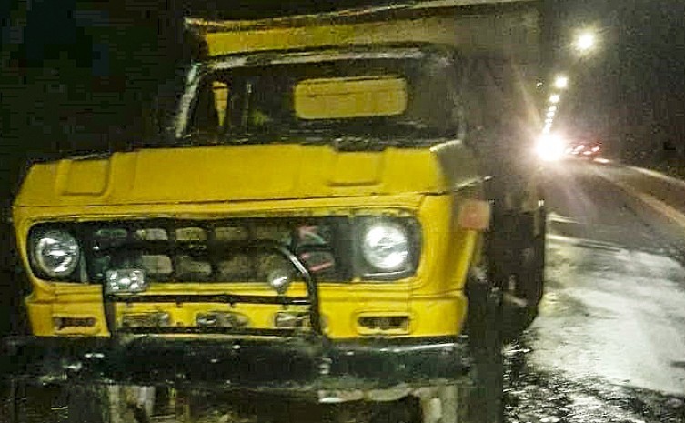 Bombeiros militares combatem fogo em caminhão abandonado 
