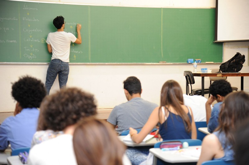PEC que desobriga gastos mínimos com educação será debatida nesta terça