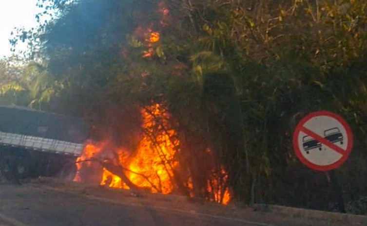 Bombeiros militares fazem o desencarceramento de vítimas de acidente na TO-010