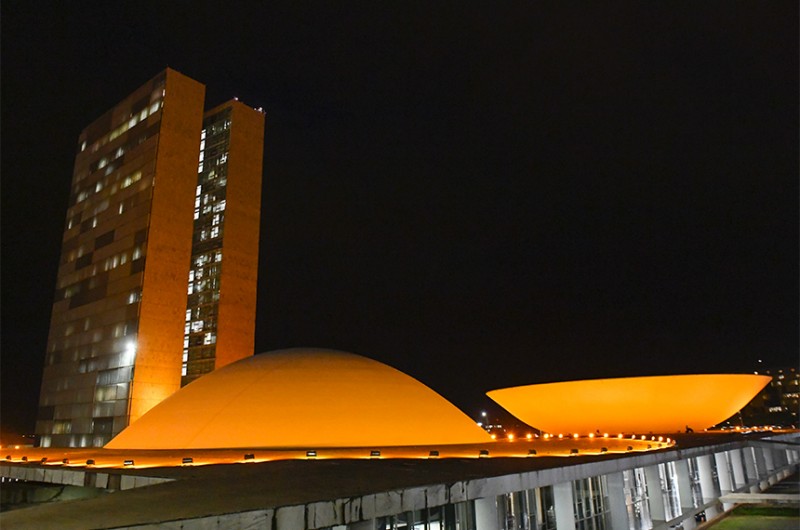 Senado recebe iluminação laranja para alertar sobre a esclerose múltipla