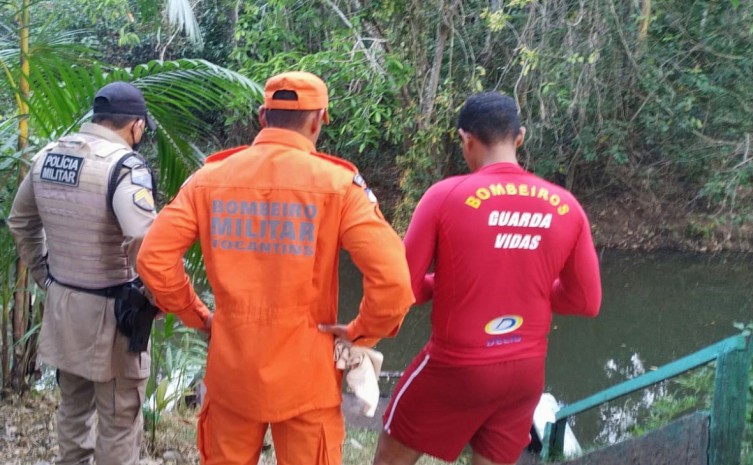 Bombeiros militares localizam e resgatam corpo de vítima de afogamento em Araguatins