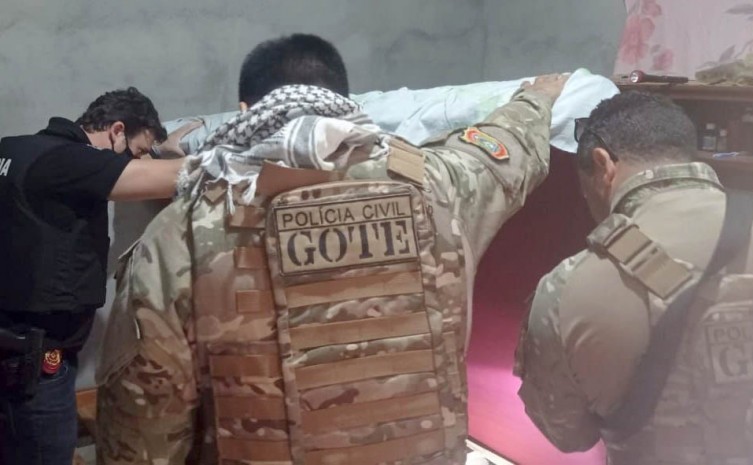 Polícia Civil encontra armas em residência de familiares de suspeito de estupro de vulneráveis, em Araguacema 