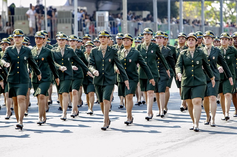 Kátia Abreu defende projeto que permite alistamento militar de mulheres