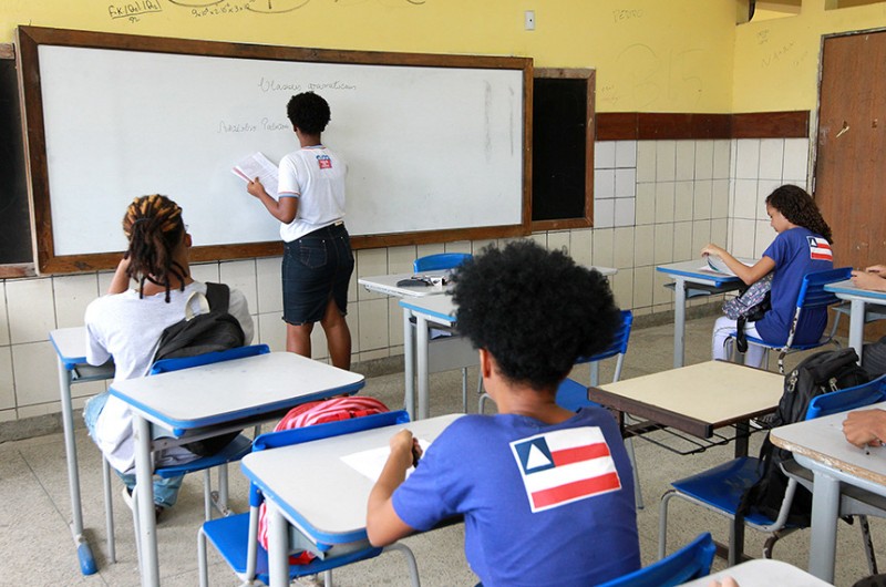 Salário de professor deve ficar isento de IR, determina projeto