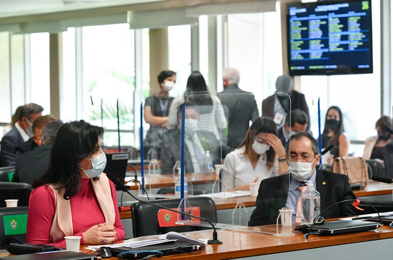 CCJ adia votação da reforma eleitoral; relatório barra volta das coligações