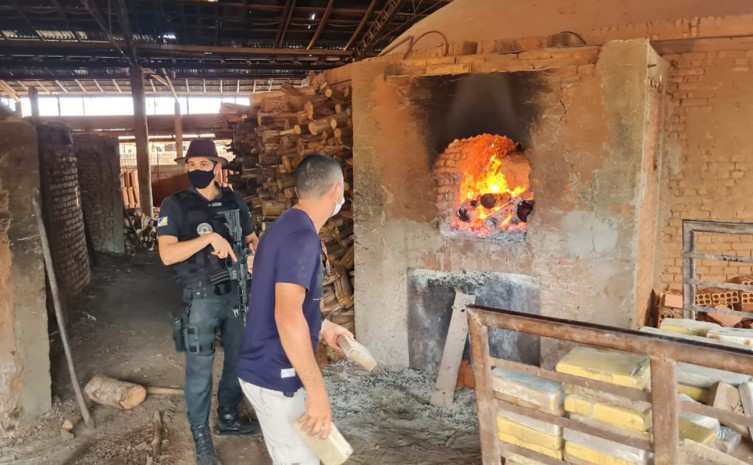 Polícia Civil incinera mais de 80 kg de pasta base de cocaína avaliada em R$ 10 milhões no extremo norte do Estado