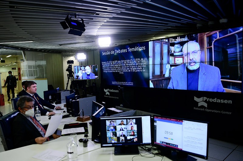 Transferência de pagamento de perícias médicas aos segurados do INSS é criticada em debate