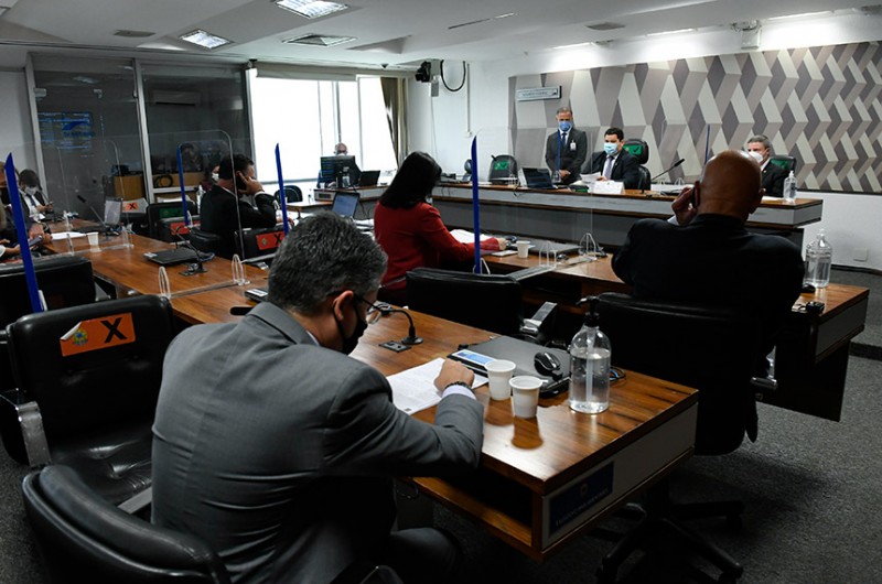Senadores voltam a cobrar sabatina de André Mendonça na CCJ