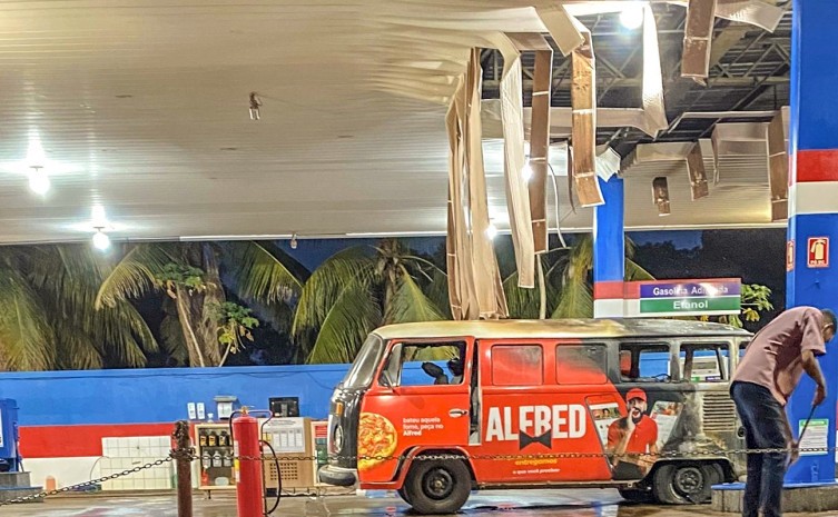 Bombeiros militares combatem incêndio em veículo em posto de combustível