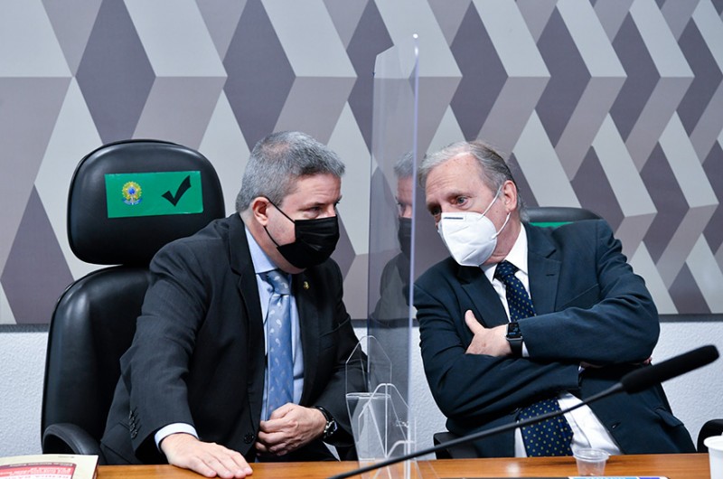 Bolsa Família, Auxílio Brasil ou criação de lei? Debate indica caminhos para reduzir pobreza