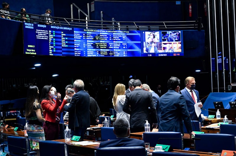 Plenário avalia mudança na Lei de Improbidade Administrativa e regras para setor ferroviário