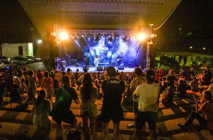Público acompanha de pé canções autorais de Ariadne e Simona no Som da Concha