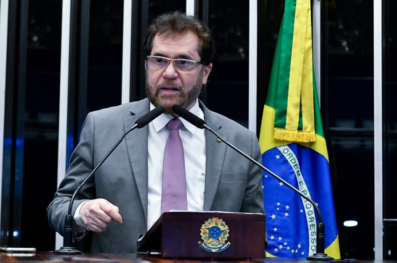 Plínio apresenta projeto de incentivo ao desenvolvimento da energia eólica e solar