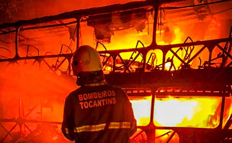 Bombeiros militares socorrem motociclista em colisão na TO-010, em Palmas