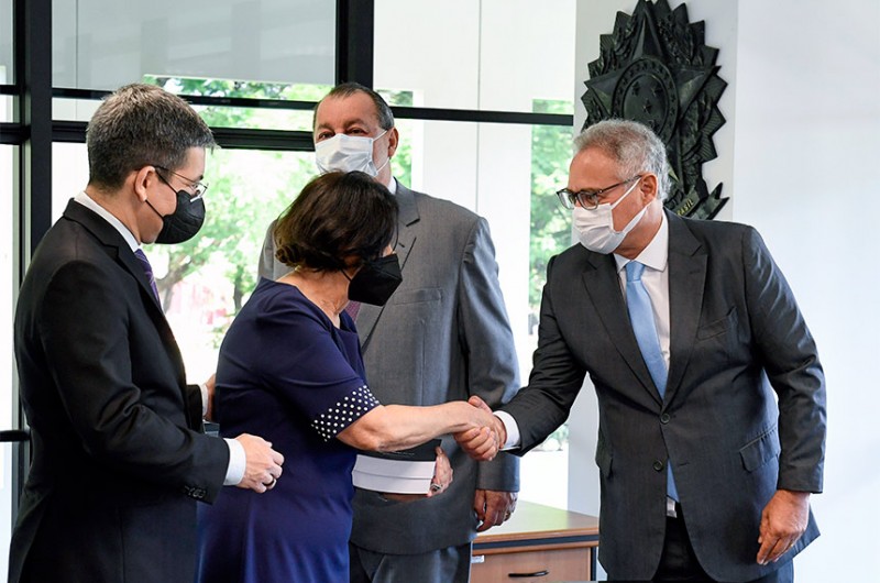 Senadores entregam relatório da CPI ao TCU e à Procuradoria da República no DF