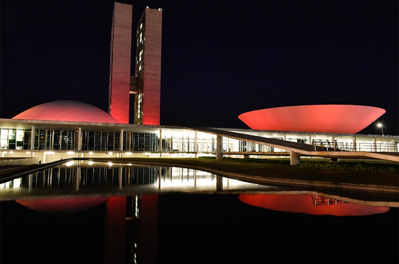 Congresso Nacional terá iluminações especiais para apoiar três causas distintas