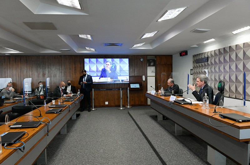 Senadores pressionam ministro para redução de tarifas da energia elétrica