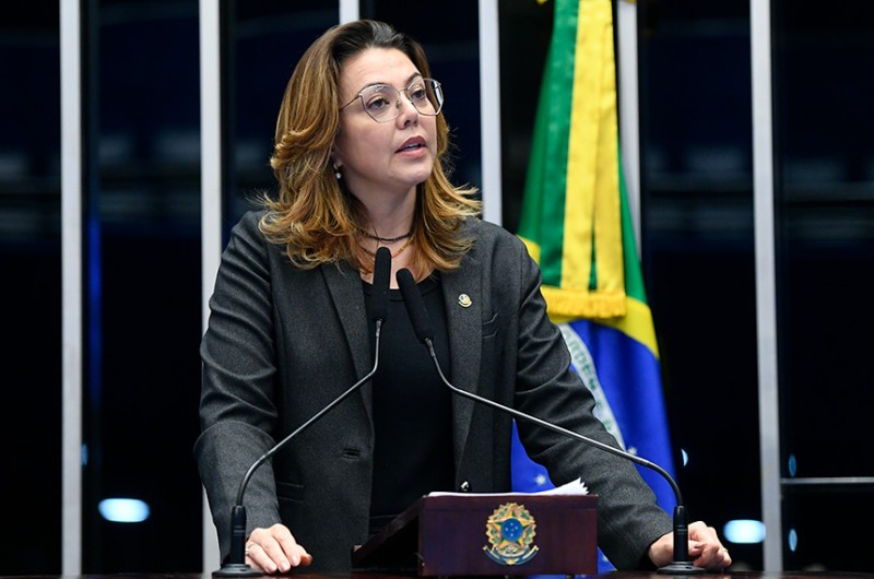 Leila Barros lamenta exonerações no Inep