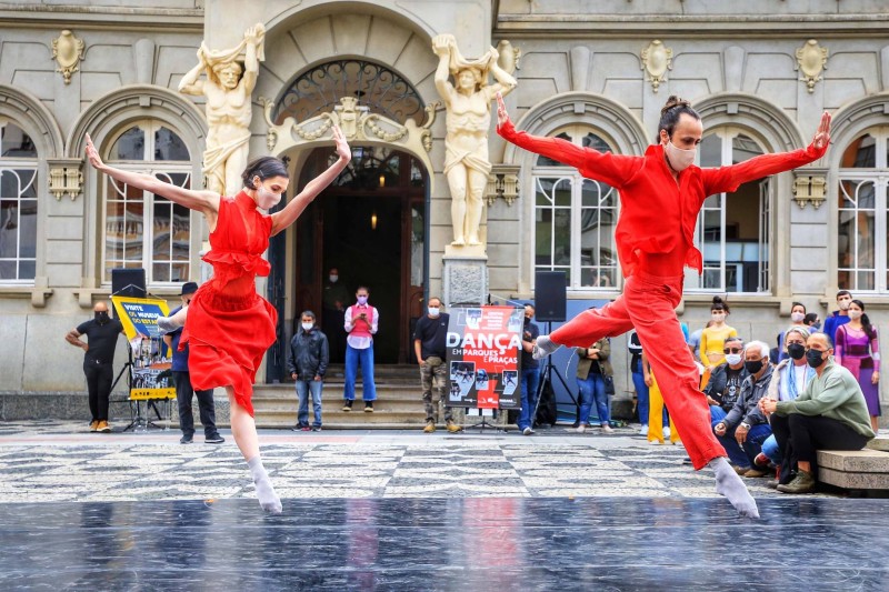 Balé Guaíra emociona público em apresentação na Praça Generoso Marques 