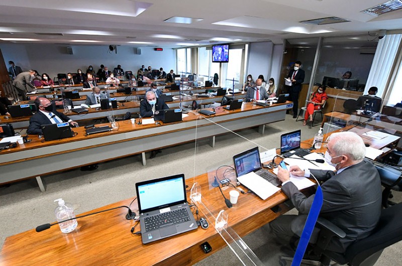 Governo pede, e CAE adia discussão sobre fundo de estabilização dos combustíveis