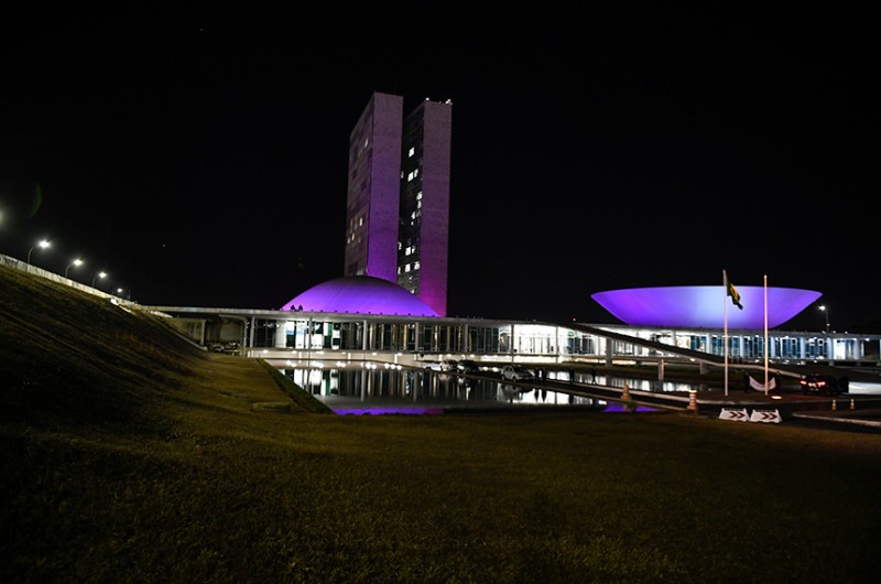 Iluminação roxa do Congresso Nacional marca o Dia Mundial da Prematuridade