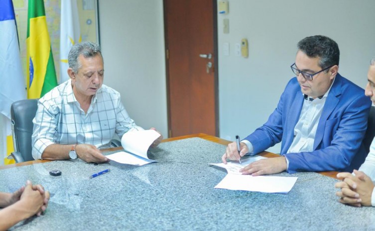 Adetuc firma termo de cooperação com Assembleia Legislativa para parcerias na área de educação e cultura