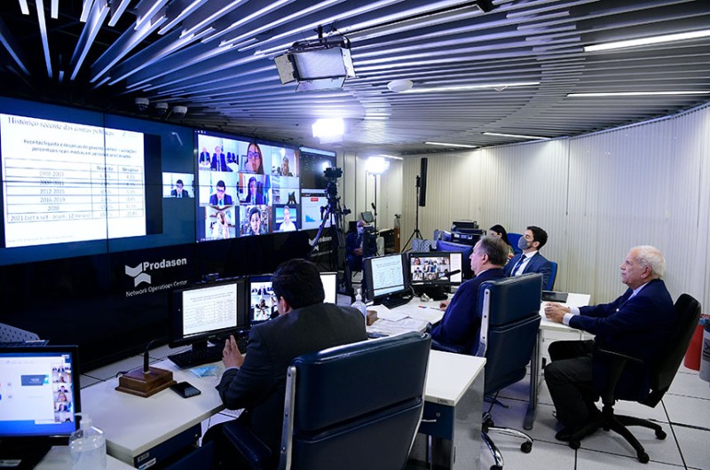 Debate no Senado: Auxílio Brasil é essencial, mas precatórios precisam ser pagos