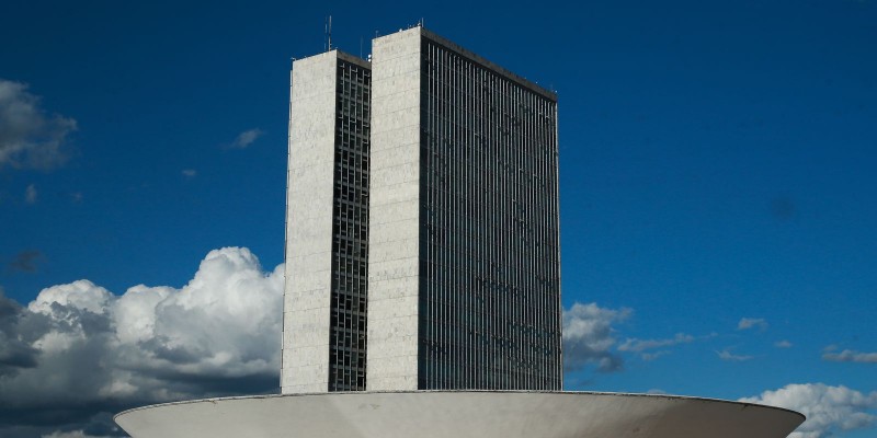 Câmara derruba veto a PL que prevê recursos para internet nas escolas