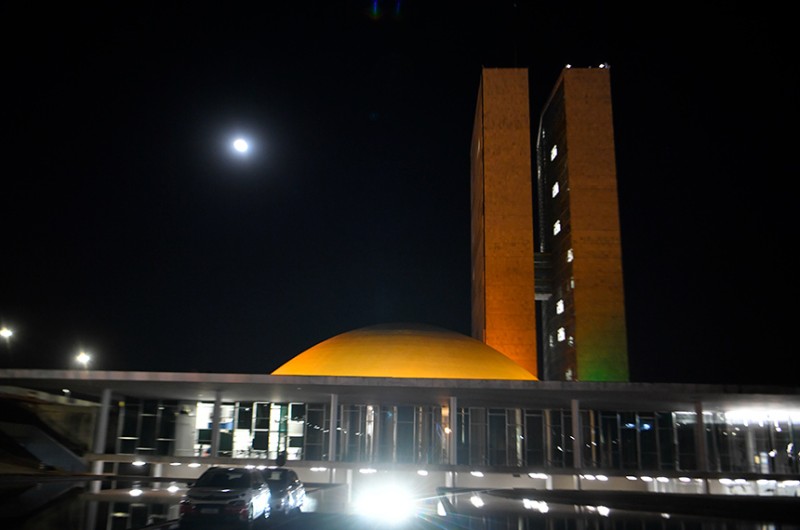 Senado é iluminado de laranja pelo fim da violência contra a mulher
