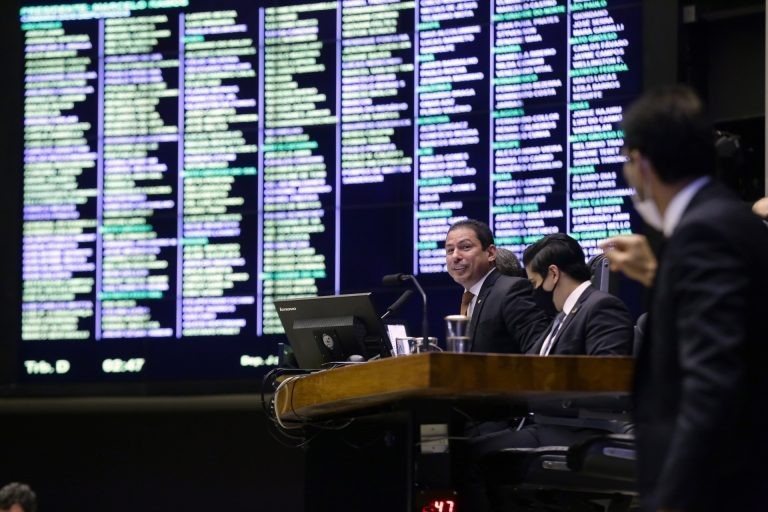 Congresso derruba vetos sobre auxílio e internet para alunos
