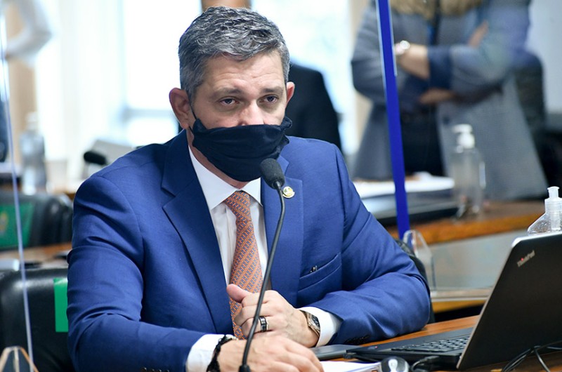Pedido de vista adia votação de projeto que tenta controlar preço dos combustíveis