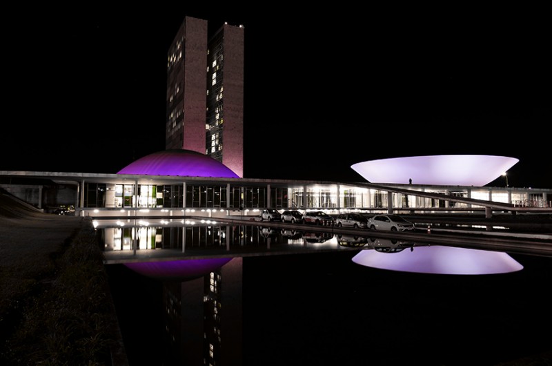 Congresso é iluminado de roxo para lembrar crianças vítimas de agressão