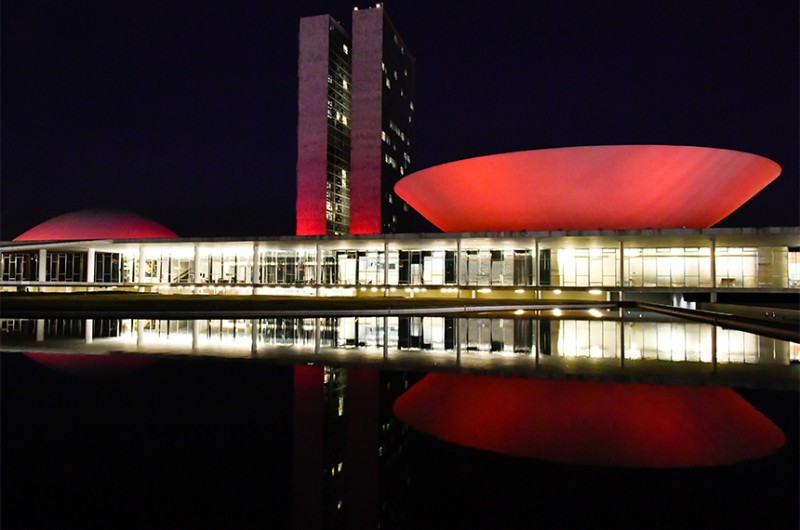 Congresso é iluminado de vermelho em alusão ao Dia Mundial de Combate à AIDS