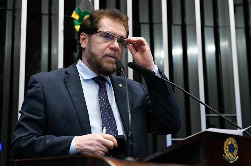 Plínio quer saber de onde partiu ordem de queimar flutuantes no Rio Madeira (AM)