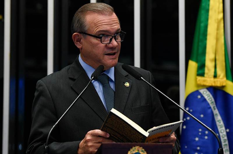 Wellington registra lançamento de livro sobre pessoas com visão monocular