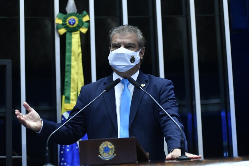Nelsinho Trad critica serviços de empresas aéreas brasileiras