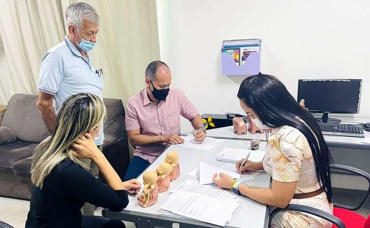Saúde firma convênio para emissão de registro de nascimento na unidade