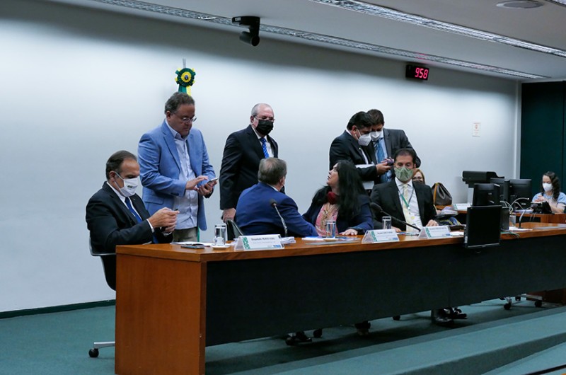 Comissão aprova R$ 300 milhões de auxílio gás e R$ 2,8 bilhões de auxílio emergencial
