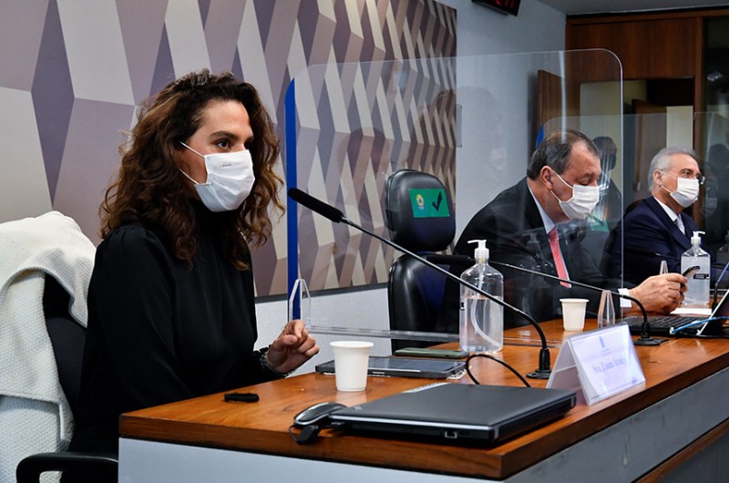 Discutir cloroquina é 'escolher de que borda da Terra plana a gente vai voar', afirma médica à CPI