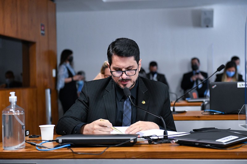 Aprovado pela CRE projeto que restringe tatuagens para ingresso na Marinha